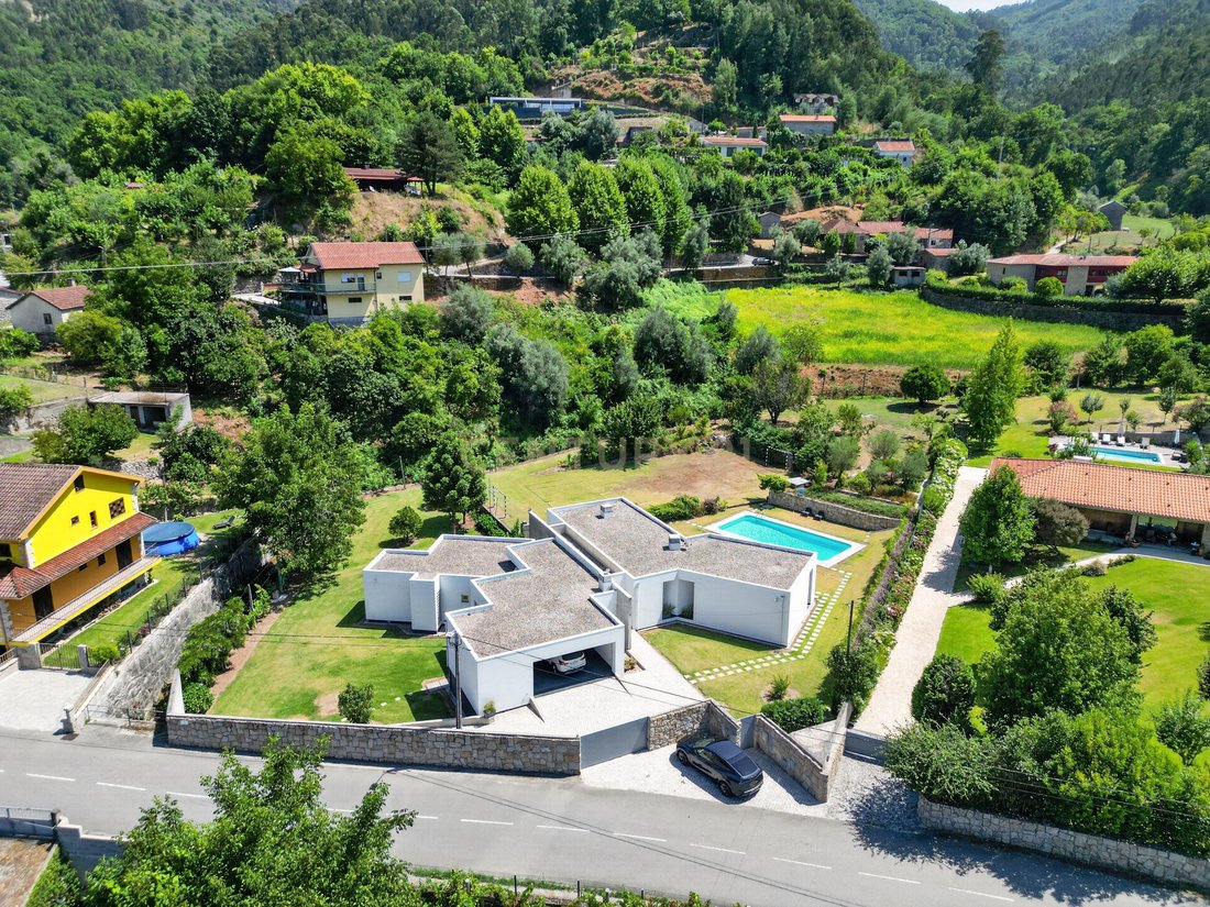 Villa in Parada de Bouro, Braga, Portugal 1 - 18592760
