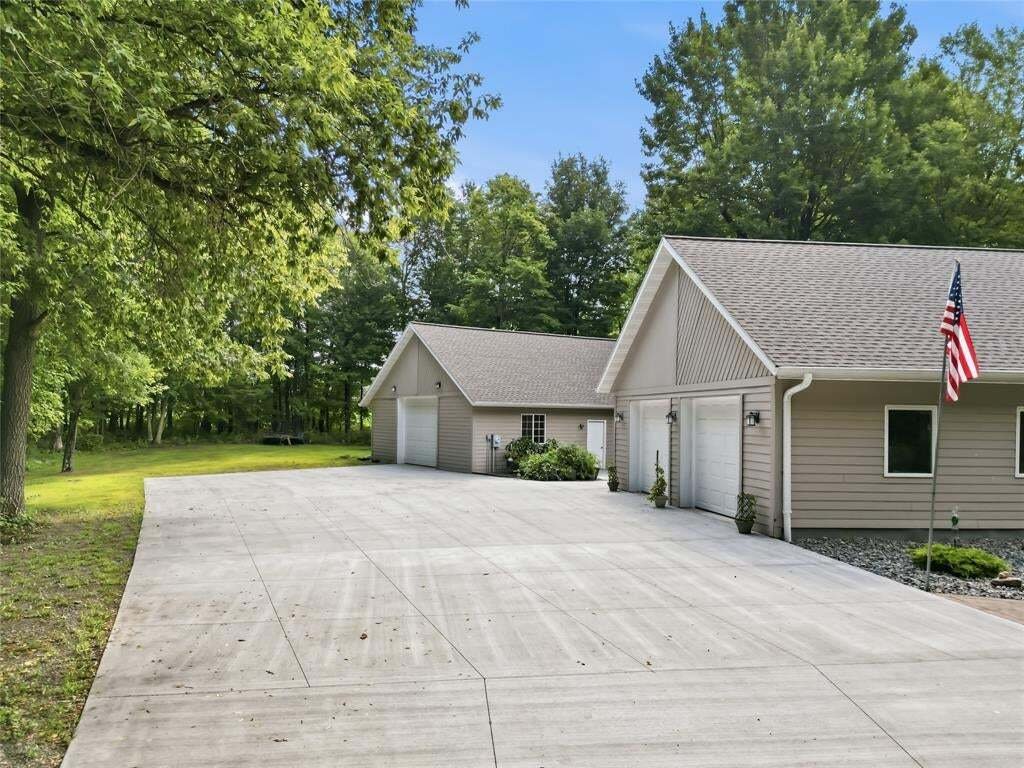 House in Bloomer, Wisconsin, United States 3 - 18591515