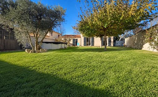 House in Centre, Pelissanne, France 1