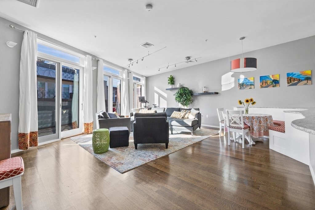 Condo in Boston, Massachusetts, United States 2 - 18592895