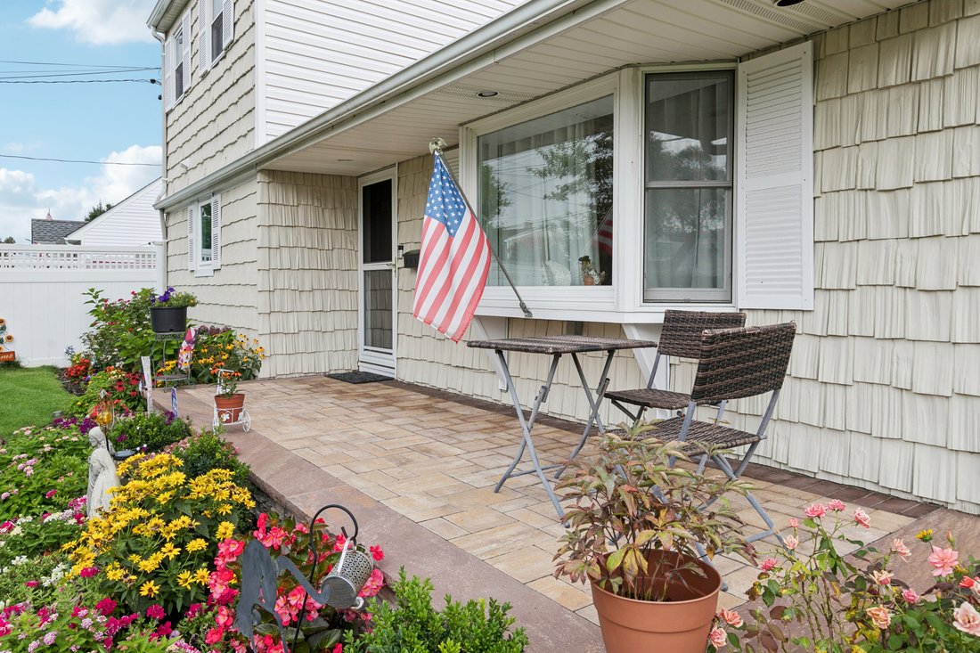 House in Seaford, New York, United States 3 - 18592827