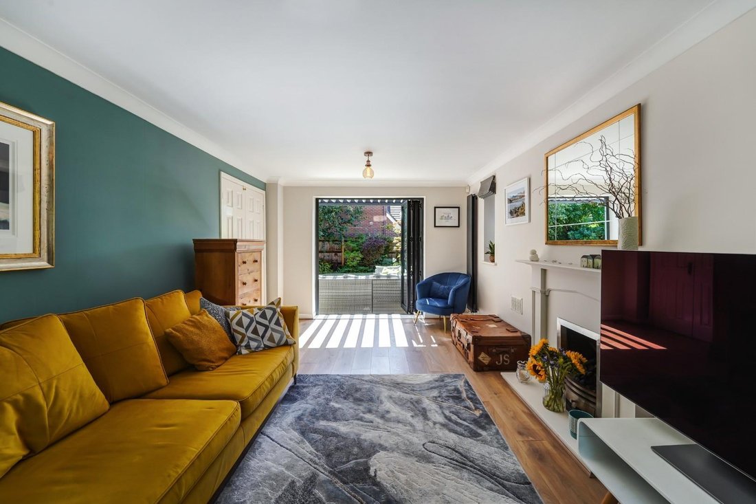 House in Epsom and Ewell, England 5 - 18589001