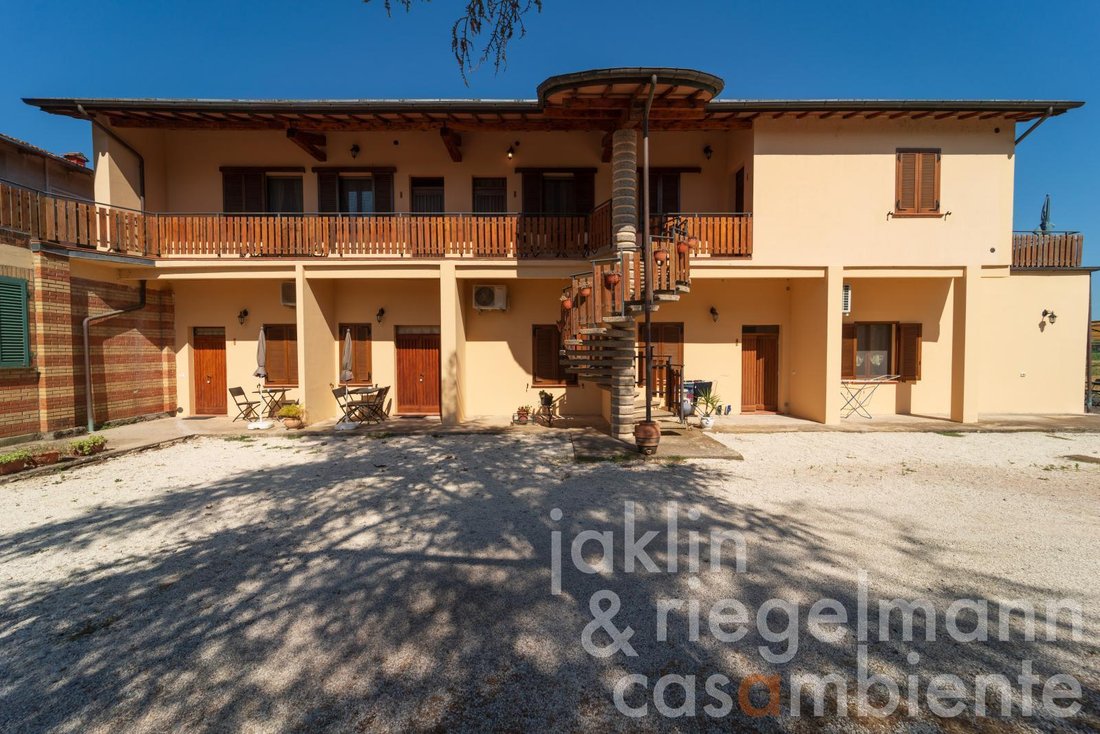 Farm Ranch in Castiglione del Lago, Umbria, Italy 3 - 18589048