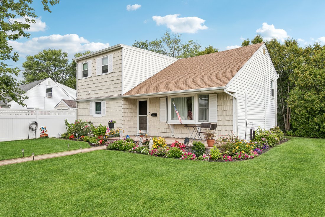 House in Seaford, New York, United States 2 - 18592827