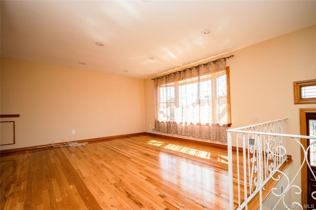 House in Merrick, New York, United States 5 - 18588873