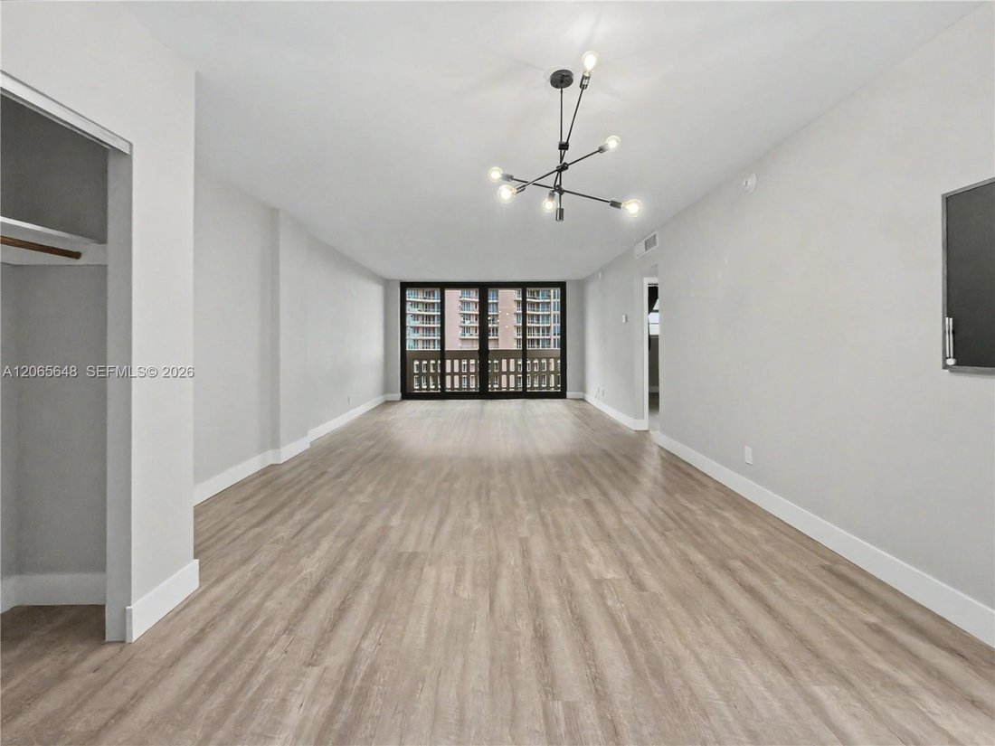 Condo in Miami, Florida, United States 4 - 18592888