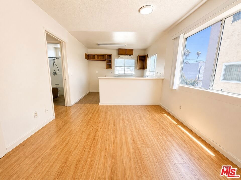 Los Angeles, California, United States 4 - 18591110