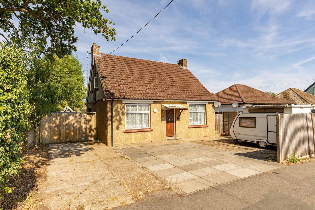 Bungalow in Northgate, Crawley, England 1 - 18590267