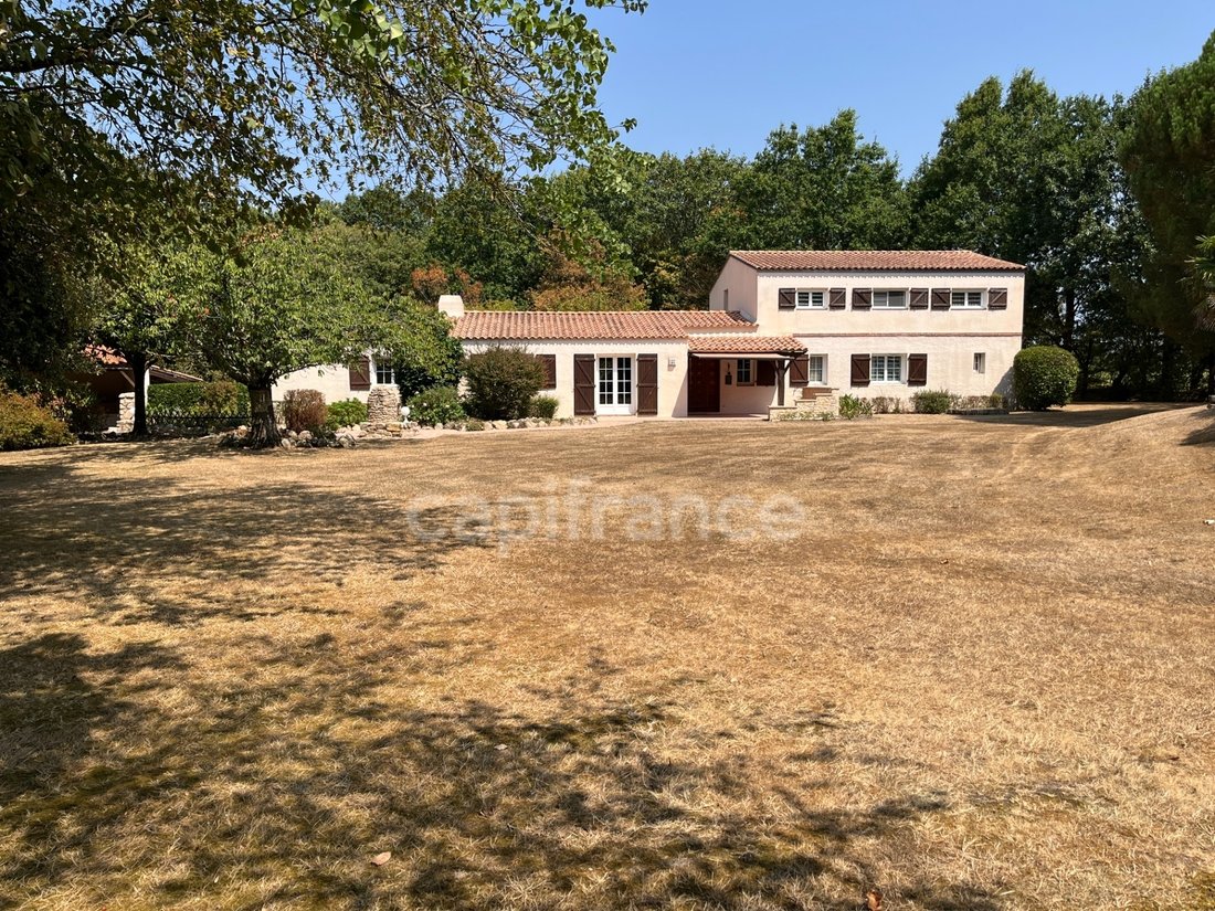 Farm Ranch in Les Sables-d'Olonne, Pays de la Loire, France 1 - 18590316