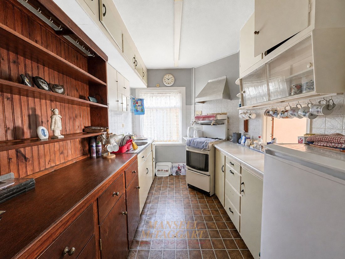 Bungalow in Northgate, Crawley, England 2 - 18590267
