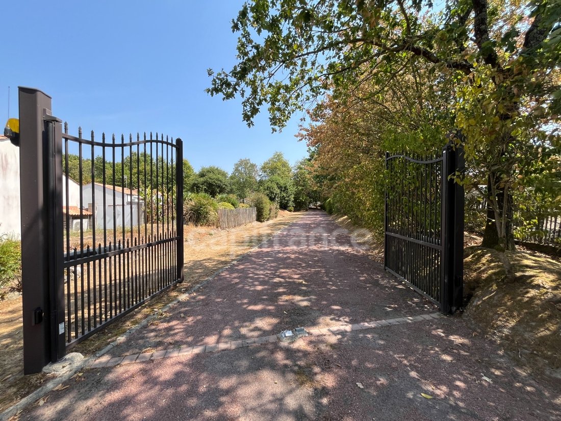 Farm Ranch in Les Sables-d'Olonne, Pays de la Loire, France 2 - 18590316