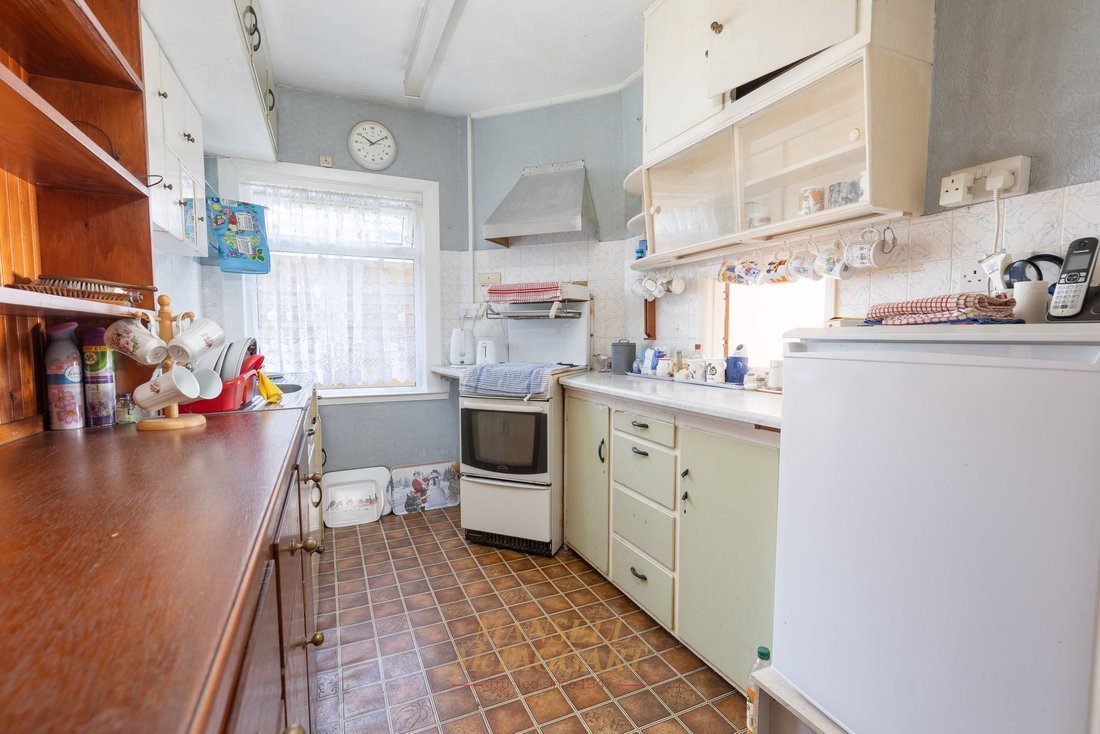 Bungalow in Northgate, Crawley, England 3 - 18590267