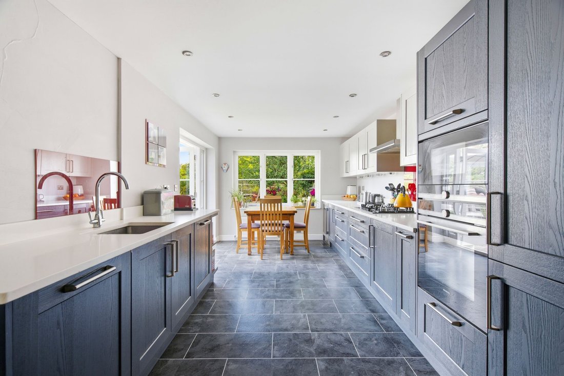 House in Winkfield, England 3 - 18588994