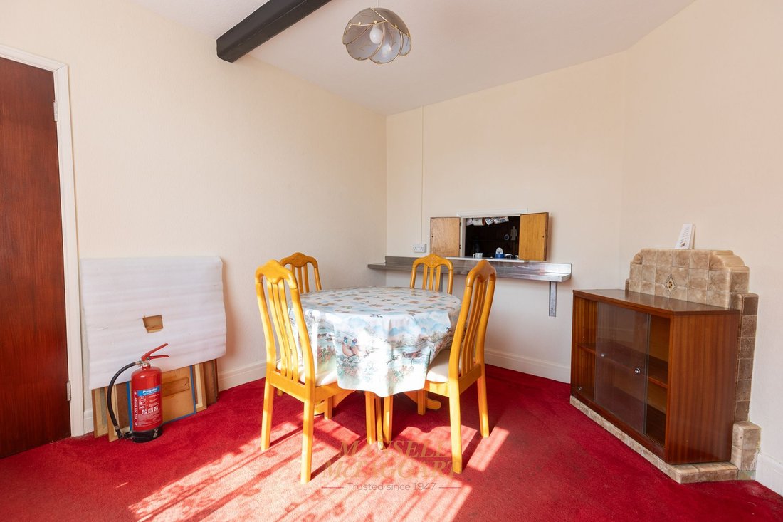 Bungalow in Northgate, Crawley, England 5 - 18590267