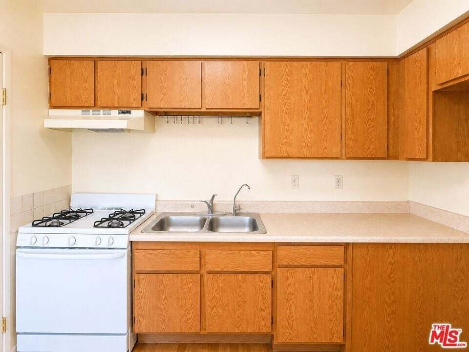 Los Angeles, California, United States 5 - 18591110