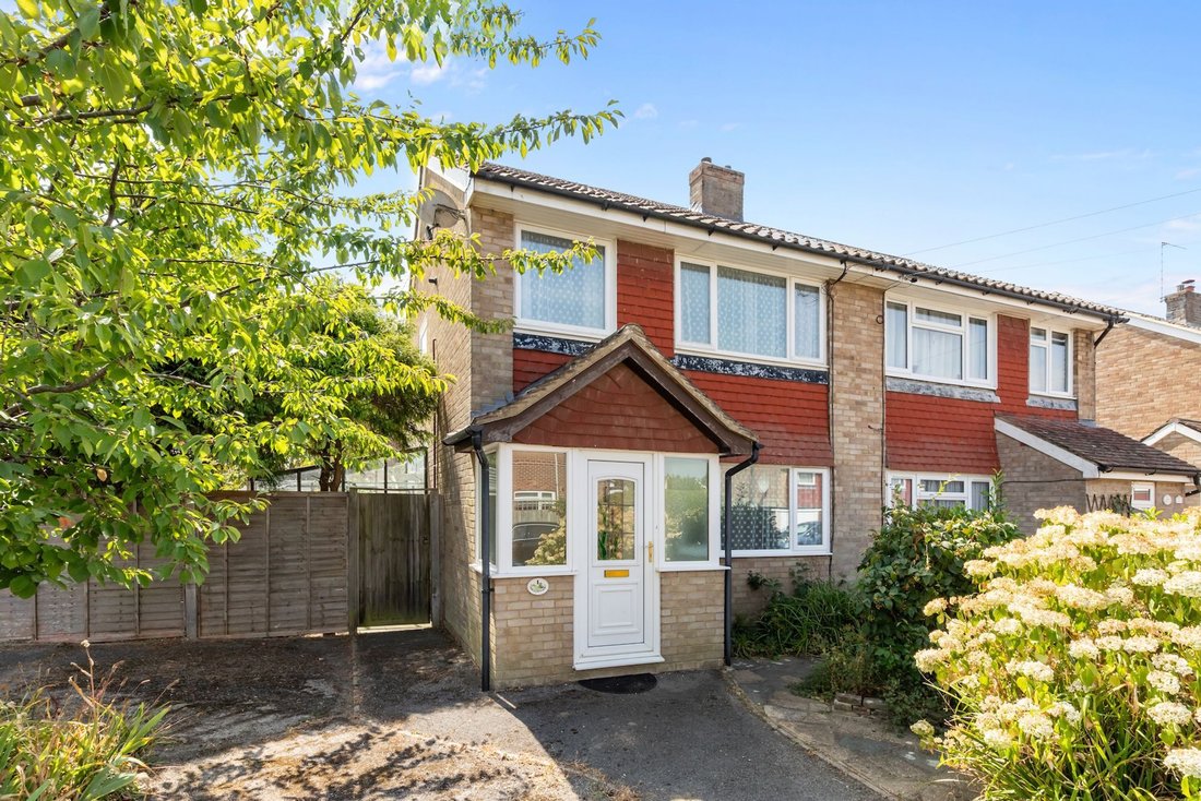 House in Horsham, England 1 - 18590275