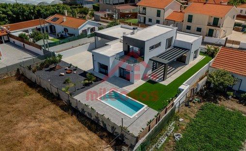 House in Silveira, Lisbon, Portugal 1
