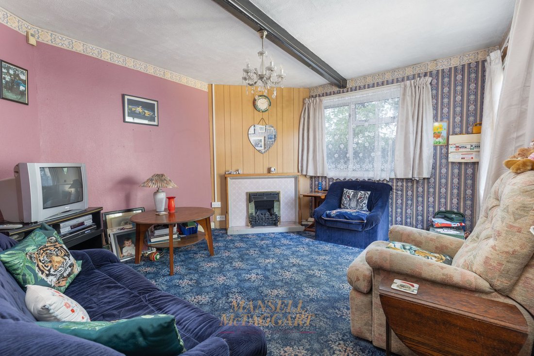 Bungalow in Northgate, Crawley, England 4 - 18590267