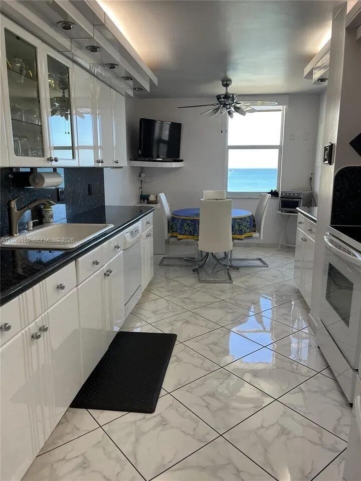 Condo in Hallandale Beach, Florida, United States 2 - 18592206