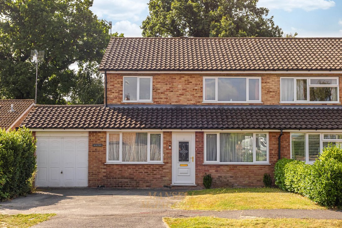 House in Crawley Down, England 1 - 18590279