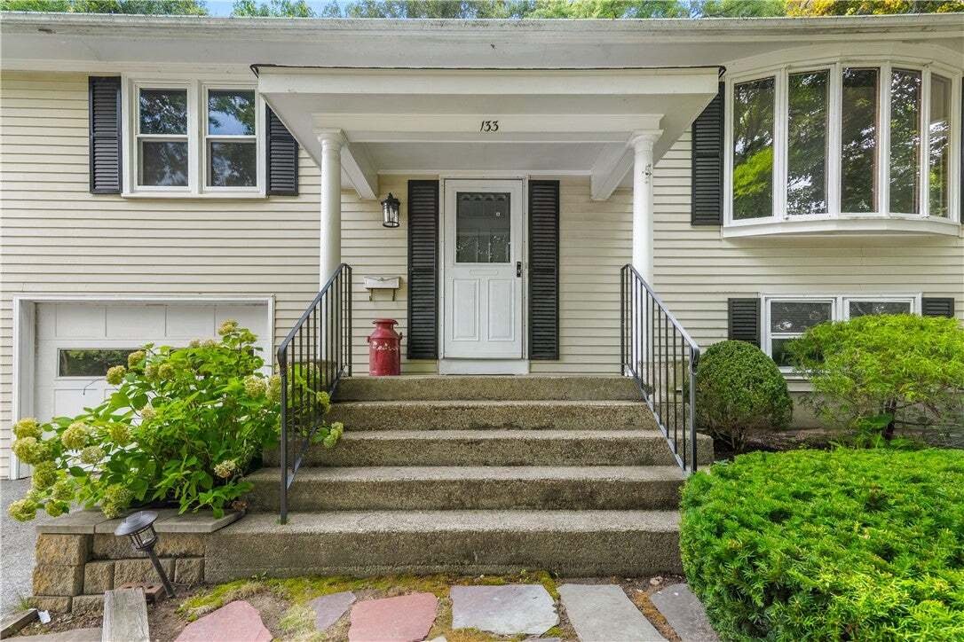 House in Warwick, Rhode Island, United States 2 - 18594155