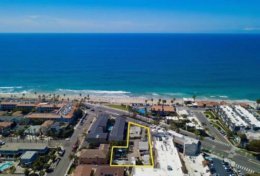 Carlsbad, California, United States 1 - 18595054