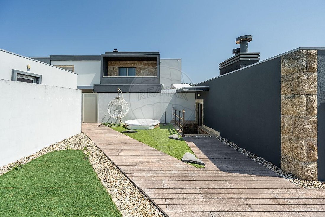 Villa in Louredo, Porto District, Portugal 1 - 18506641