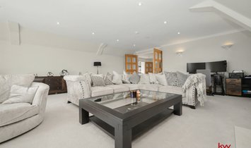 Penthouse in Hertford, England 1
