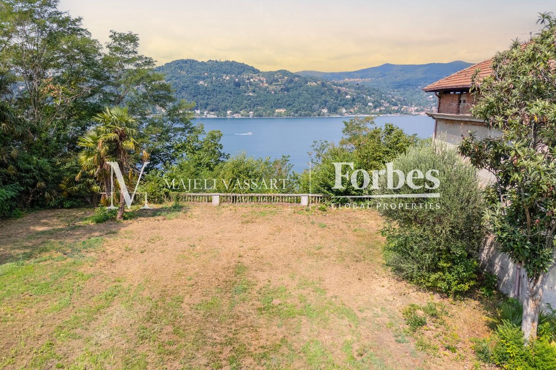 Villa in Angera, Lombardy, Italy 1 - 18595325