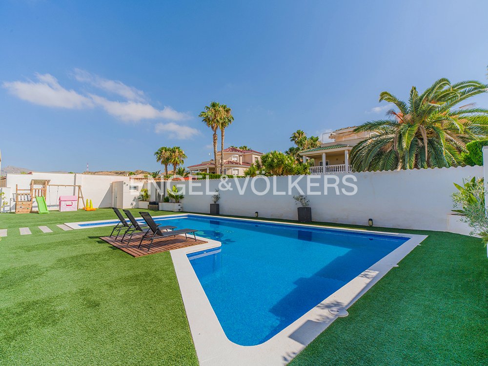 Villa in Mutxamel, Valencian Community, Spain 1 - 18596087