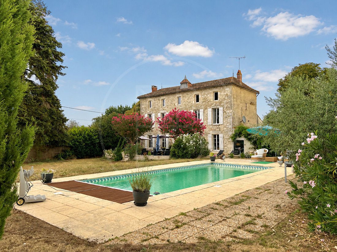 Villa in Vélines, Nouvelle-Aquitaine, France 2 - 18597545