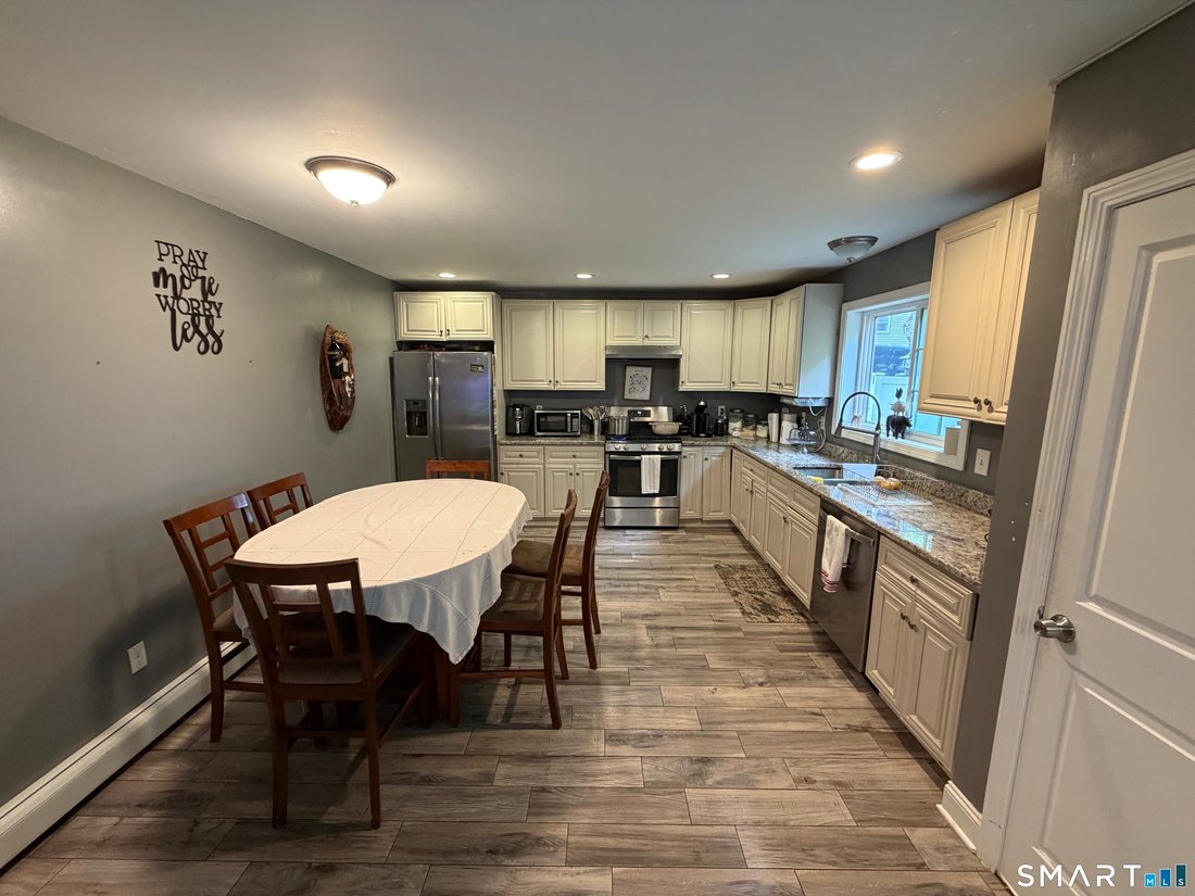 Naugatuck, Connecticut, United States 4 - 18602312