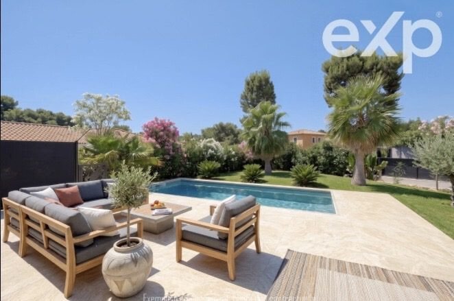 Villa in Sanary-sur-Mer, Provence-Alpes-Côte d'Azur, France 2 - 18604079