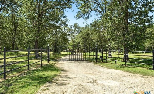 House in Davilla, Texas, United States 1