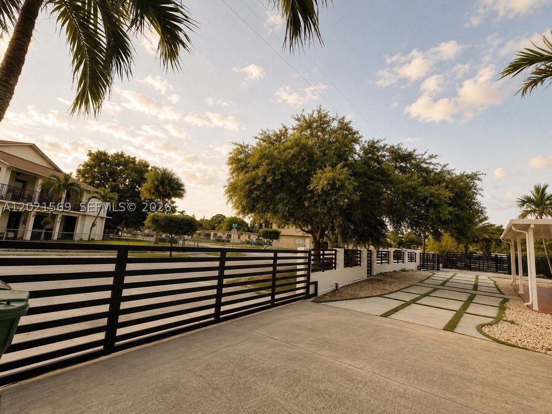 House in Hialeah, Florida, United States 4 - 17960769