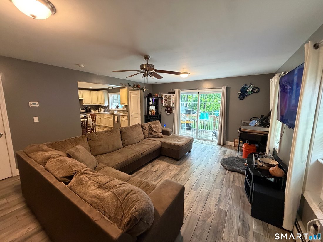 Naugatuck, Connecticut, United States 2 - 18602312