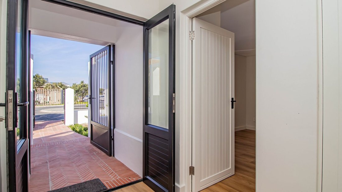 House in Overstrand Local Municipality, Western Cape, South Africa 4 - 18598854