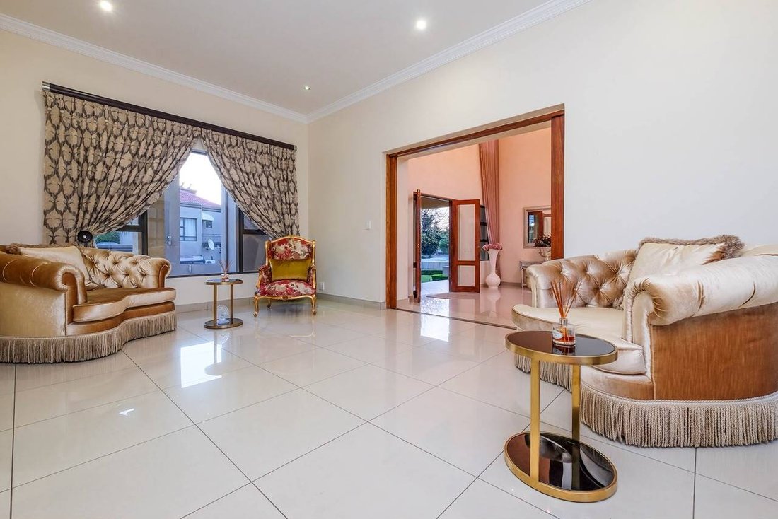 House in Constantia Kloof, Gauteng, South Africa 4 - 18598858