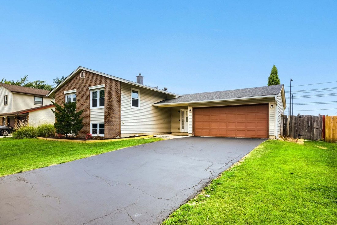 House in Elk Grove Village, Illinois, United States 2 - 18601372