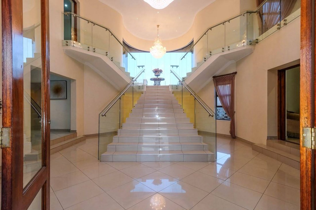 House in Constantia Kloof, Gauteng, South Africa 2 - 18598858