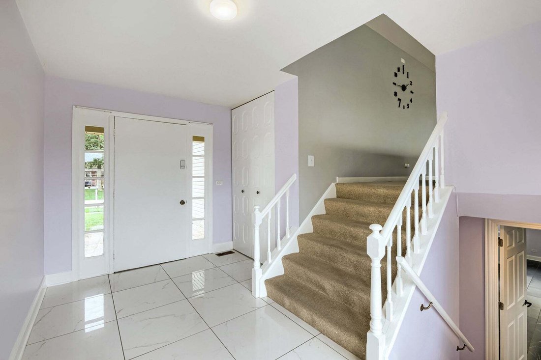 House in Elk Grove Village, Illinois, United States 3 - 18601372