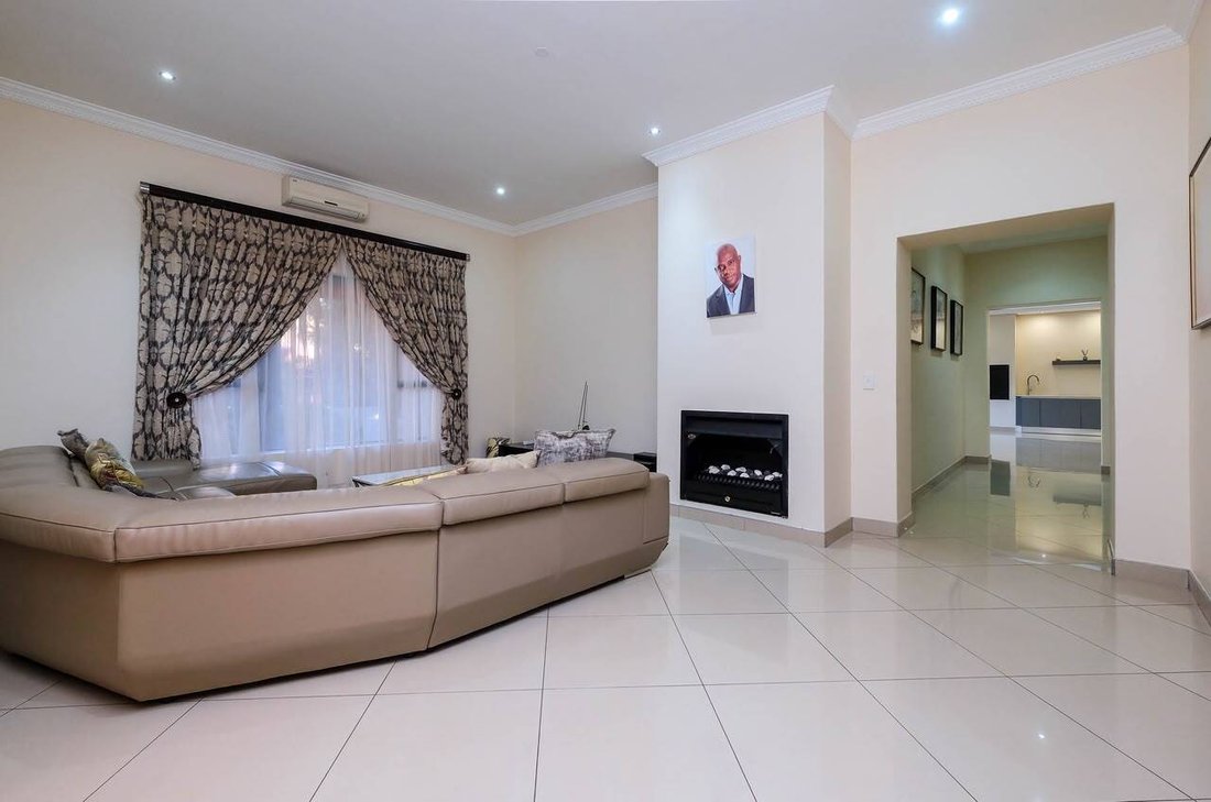 House in Constantia Kloof, Gauteng, South Africa 1 - 18598858