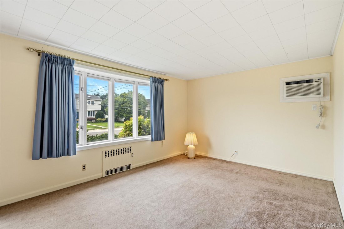 House in Bethpage, New York, United States 3 - 18602365