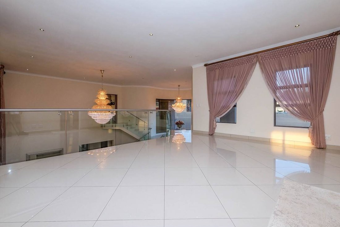 House in Constantia Kloof, Gauteng, South Africa 5 - 18598858