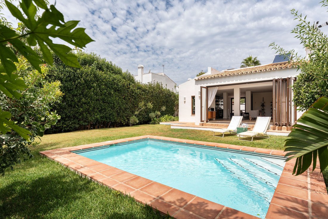 Villa in Atalaya-Isdabe, Estepona, Andalusia 1 - 18596452