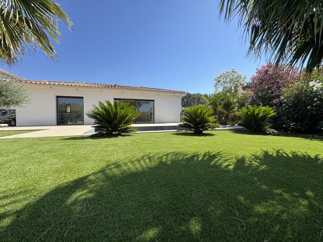 Villa in Sanary-sur-Mer, Provence-Alpes-Côte d'Azur, France 1 - 18604079