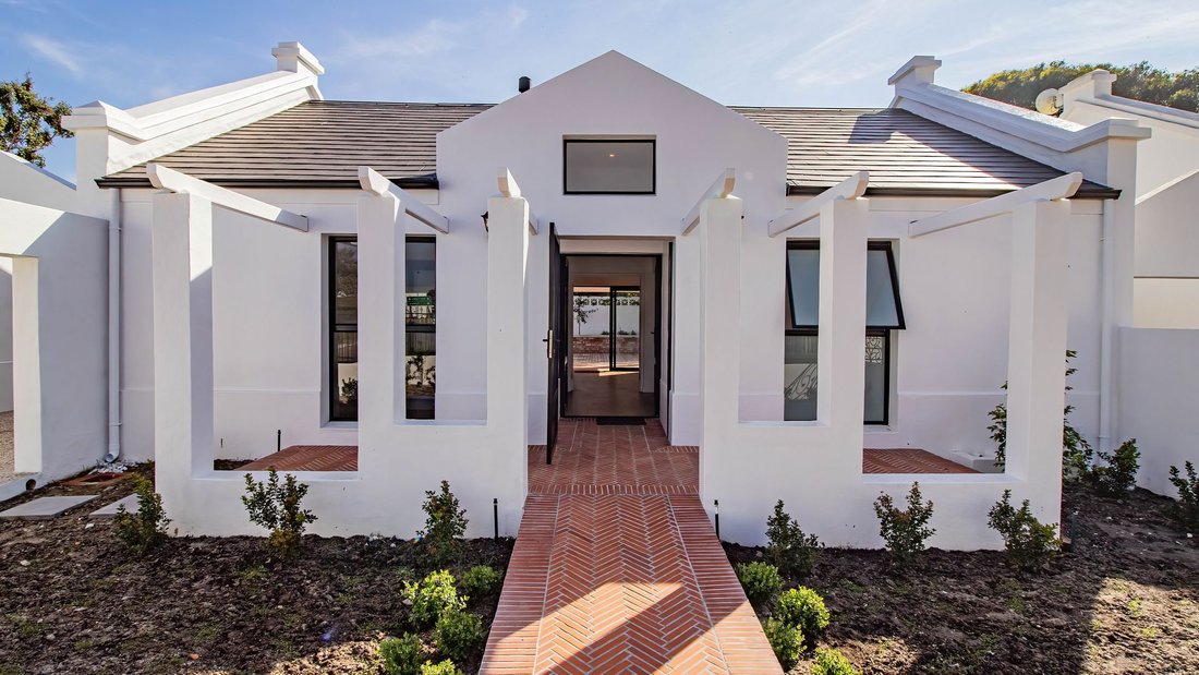 House in Overstrand Local Municipality, Western Cape, South Africa 3 - 18598854