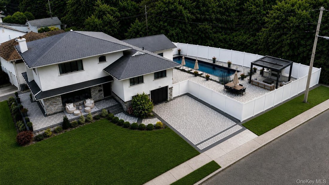 House in East Meadow, New York, United States 1 - 18301712