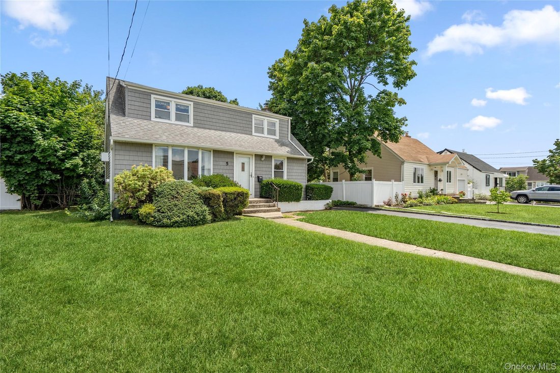 House in Bethpage, New York, United States 1 - 18602365