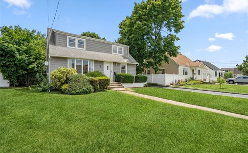 House in Bethpage, New York, United States 1
